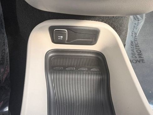Used 2024 Chrysler Pacifica Touring-L FWD image 26