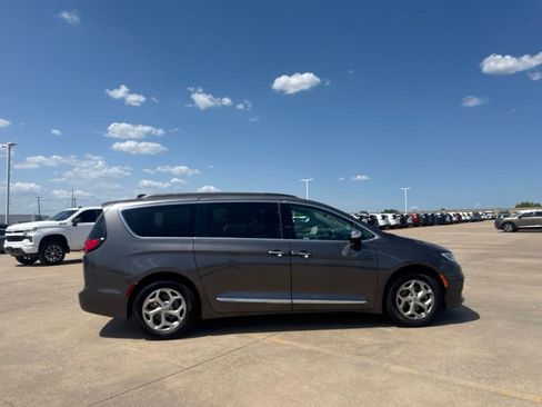 Used 2023 Chrysler Pacifica Limited FWD image 26