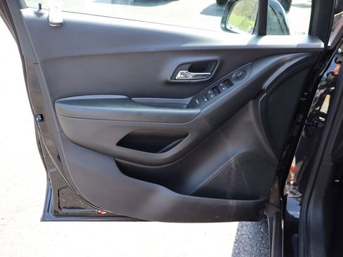 Used 2022 Chevrolet Trax LT w/ LT Convenience Package image 21