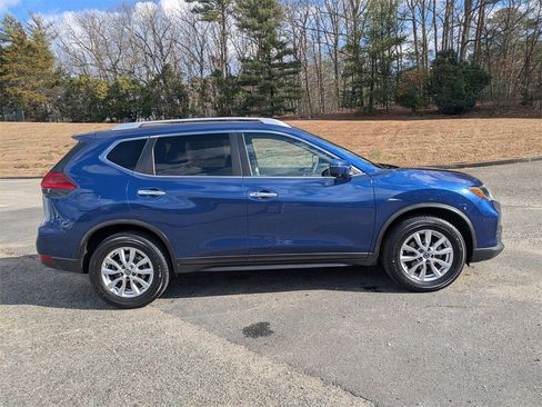 Used 2017 Nissan Rogue SV w/ SV Premium Package image 3