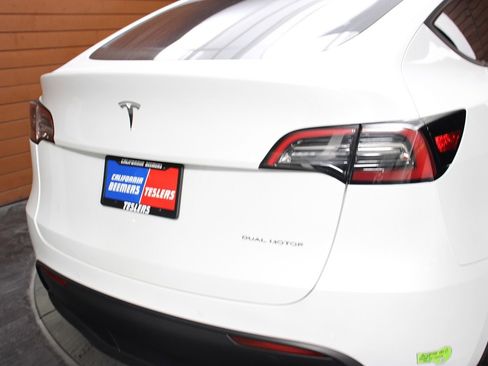 Used 2022 Tesla Model Y Long Range image 12