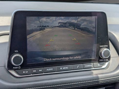 Used 2024 Nissan Rogue S FWD image 18