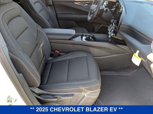 New 2025 Chevrolet Blazer EV LT image 30