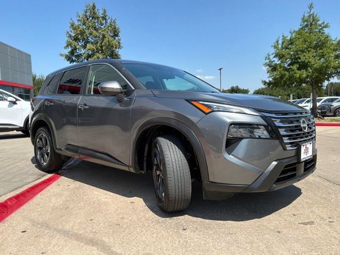 Used 2025 Nissan Rogue SV FWD image 4
