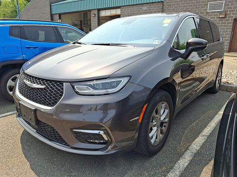 Used 2023 Chrysler Pacifica Touring-L AWD/4WD image 2