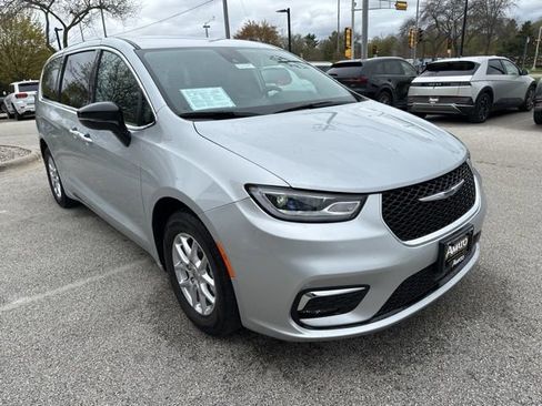 Used 2024 Chrysler Pacifica Touring-L FWD image 4