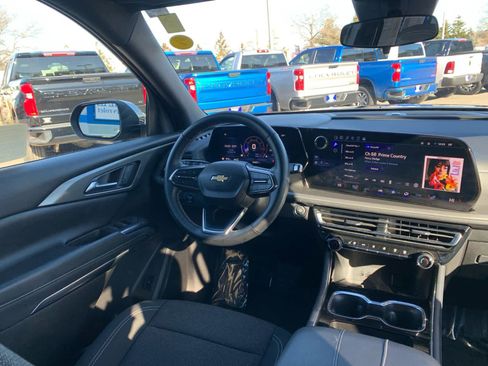 Used 2025 Chevrolet Traverse LT image 37