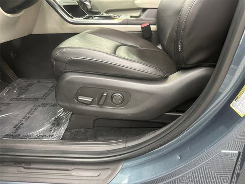 Used 2024 Kia Carnival EX image 10