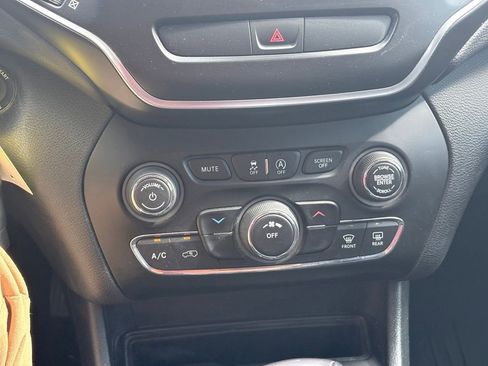 Used 2019 Jeep Cherokee Latitude w/ Popular Appearance Group FWD image 11