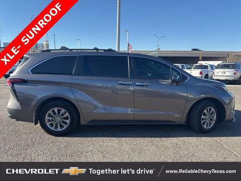 Used 2021 Toyota Sienna XLE image 10