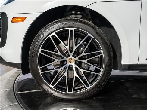 Certified 2026 Porsche Macan image 14