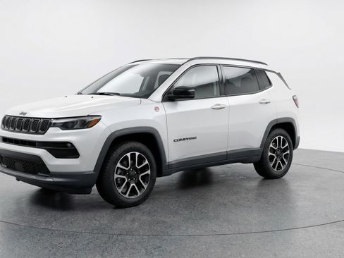 Used 2025 Jeep Compass Trailhawk AWD/4WD image 3