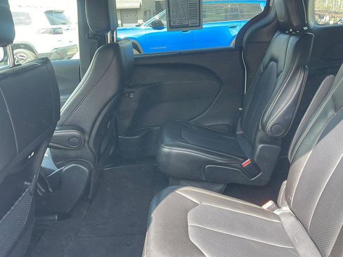 Used 2025 Chrysler Pacifica Select image 23