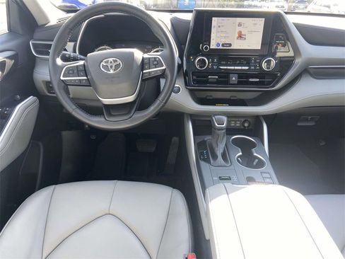 Used 2025 Toyota Highlander XLE image 11