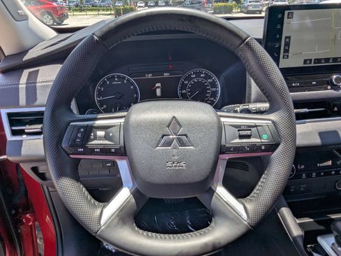 Used 2025 Mitsubishi Outlander SE FWD image 23