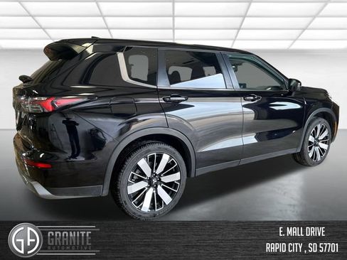 Used 2025 Mitsubishi Outlander SE FWD image 6