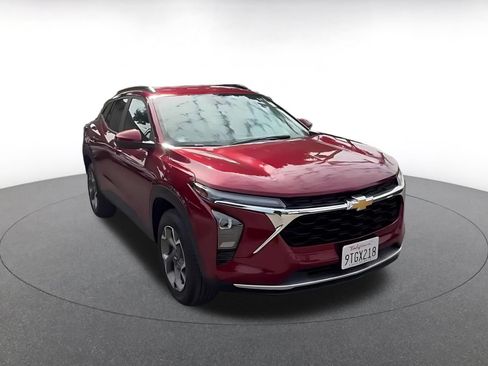 Used 2025 Chevrolet Trax LT w/ LT Convenience Package FWD image 2