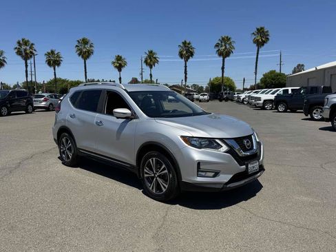 Used 2017 Nissan Rogue SL FWD image 2