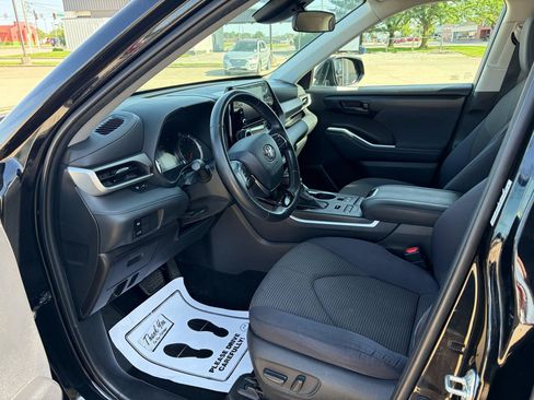 Used 2020 Toyota Highlander LE AWD/4WD image 7