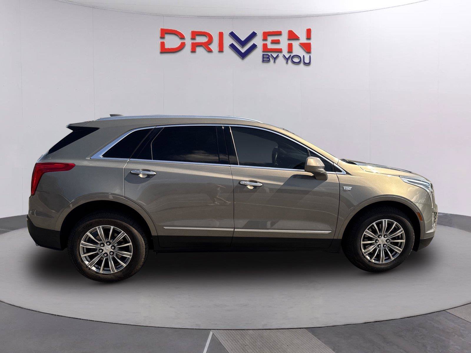 Used 2017 Cadillac XT5 Luxury w/ Driver Awareness Package FWD image 3