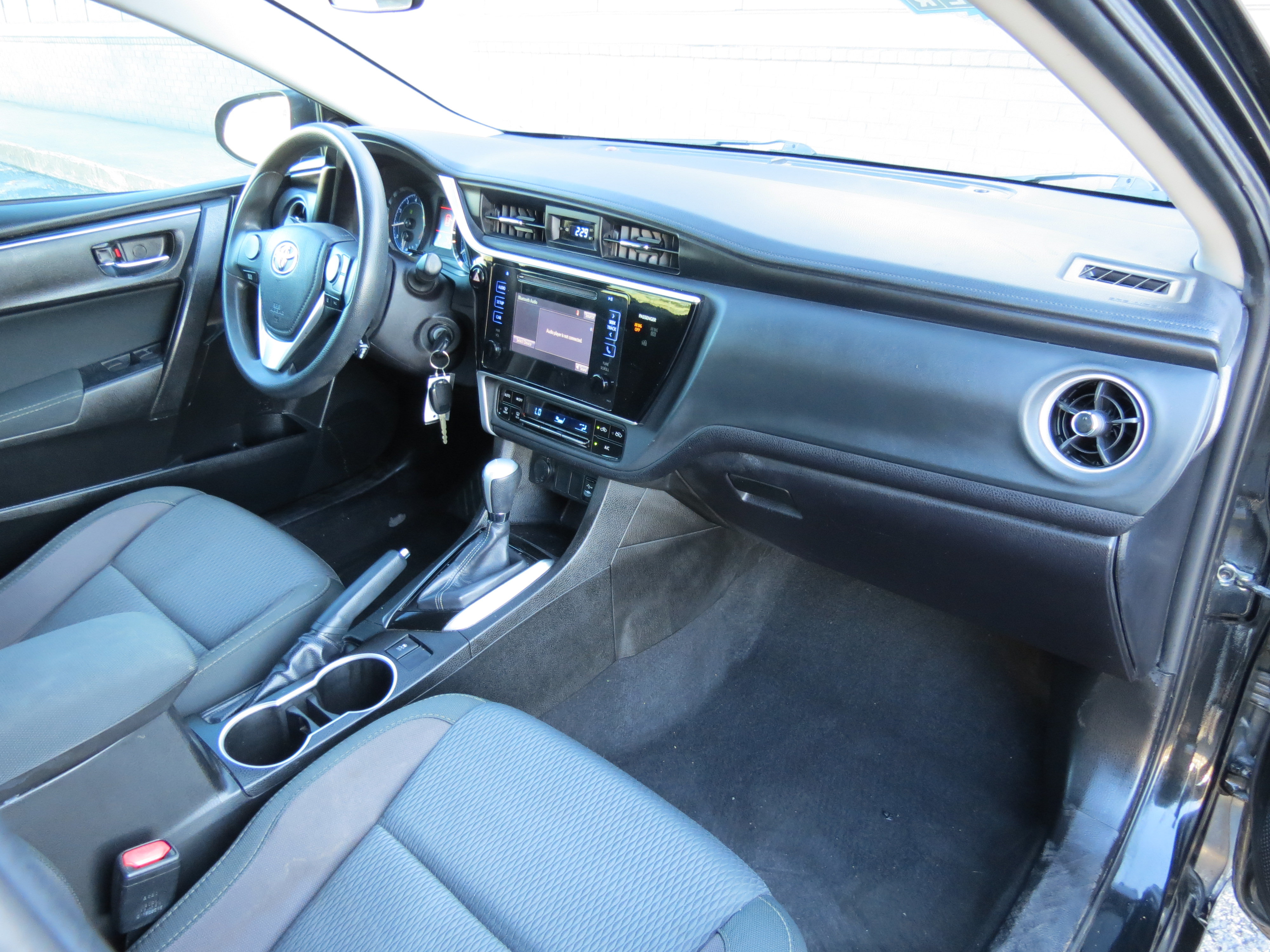 Used 2017 Toyota Corolla LE FWD image 32