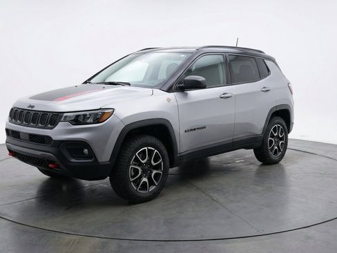 Used 2025 Jeep Compass Trailhawk w/ Trailer Tow Group AWD/4WD image 3