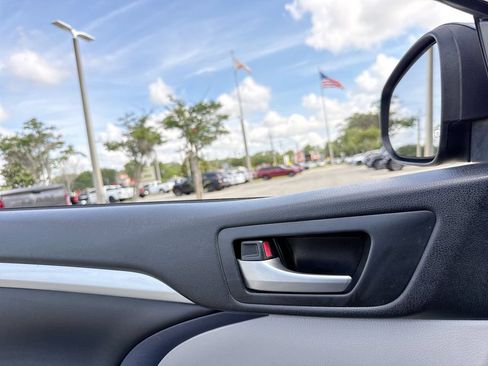 Used 2017 Toyota Highlander XLE AWD/4WD image 13