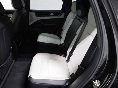 Certified 2025 Porsche Cayenne E-Hybrid AWD/4WD image 36