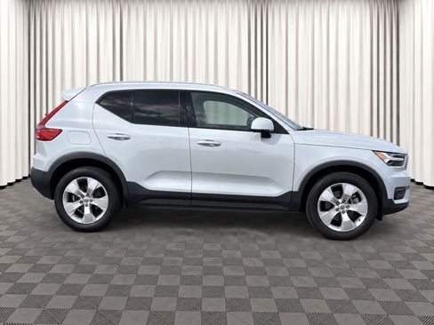 Used 2021 Volvo XC40 T5 Momentum AWD/4WD image 2