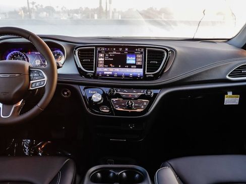 New 2027 Chrysler Pacifica Select FWD image 15