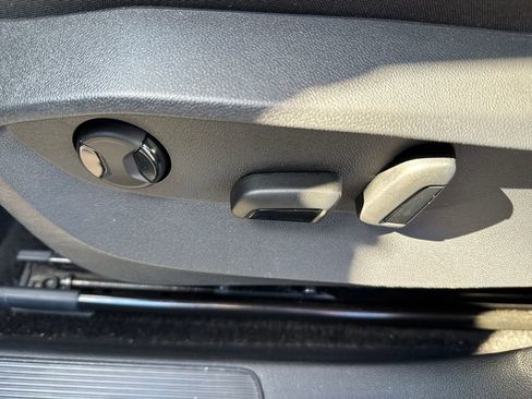 Used 2024 Volkswagen Taos SE image 9