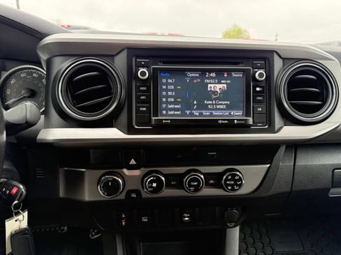 Used 2017 Toyota Tacoma SR5 AWD/4WD image 11