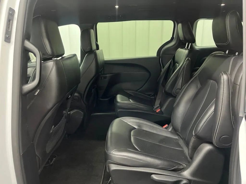 Used 2024 Chrysler Pacifica Limited FWD image 16
