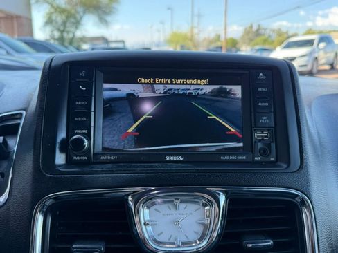 Used 2016 Chrysler Town & Country Touring FWD image 57