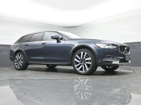 Used 2022 Volvo V90 B6 Cross Country AWD/4WD image 10
