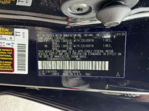 Used 2025 Toyota Highlander LE FWD image 30