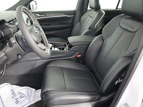 New 2025 Jeep Grand Cherokee Overland w/ Luxury Tech Group IV image 9