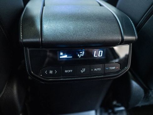 Used 2023 Toyota Highlander XLE AWD/4WD image 38