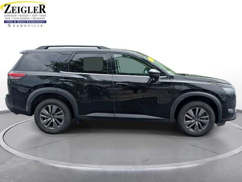 Used 2025 Nissan Pathfinder SV AWD/4WD image 4