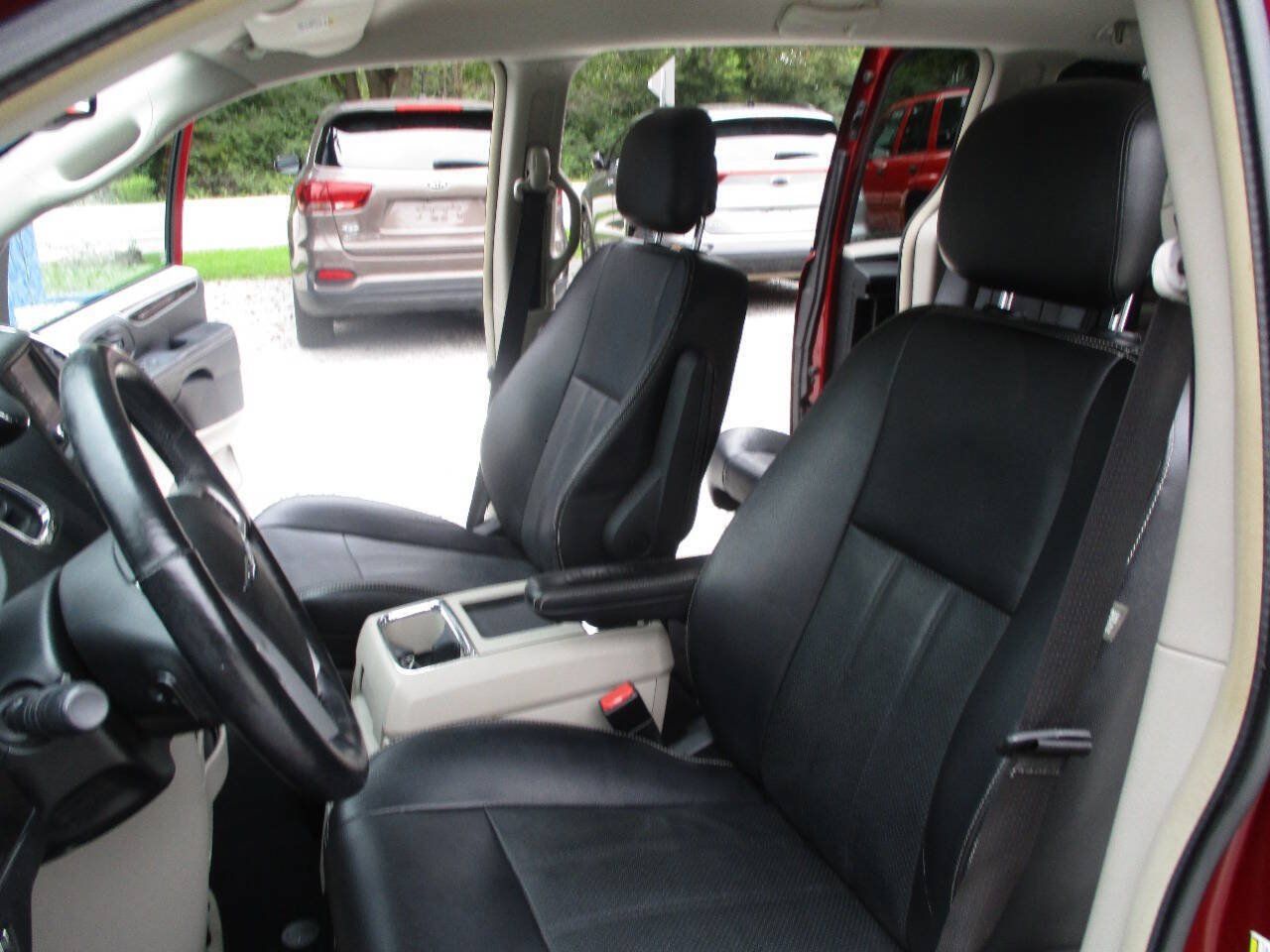 Used 2015 Chrysler Town & Country Touring-L w/ Driver Convenience Group FWD image 18