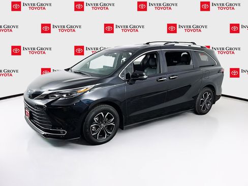 Used 2025 Toyota Sienna Platinum AWD/4WD image 1