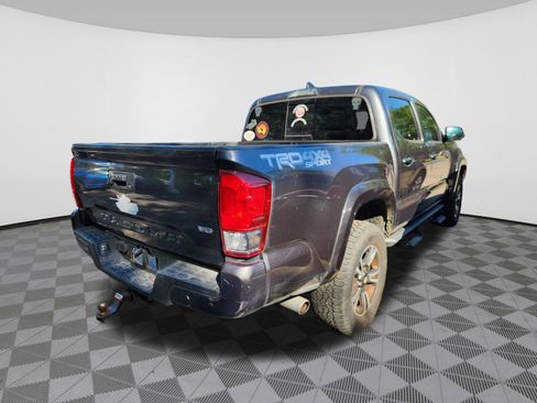 Used 2017 Toyota Tacoma TRD Sport w/ Tow Package (A/T) AWD/4WD image 4