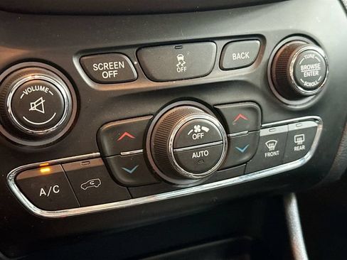 Used 2017 Jeep Cherokee Limited AWD/4WD image 17