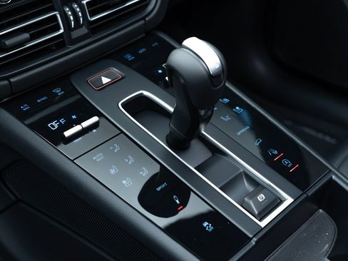 Certified 2024 Porsche Macan AWD/4WD image 22