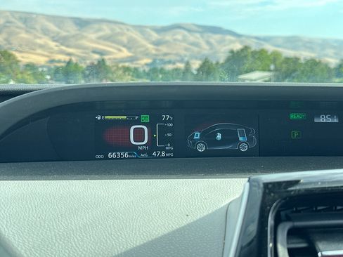 Certified 2021 Toyota Prius LE AWD/4WD image 2