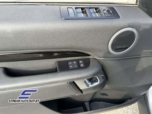 Used 2024 Land Rover Discovery S image 18