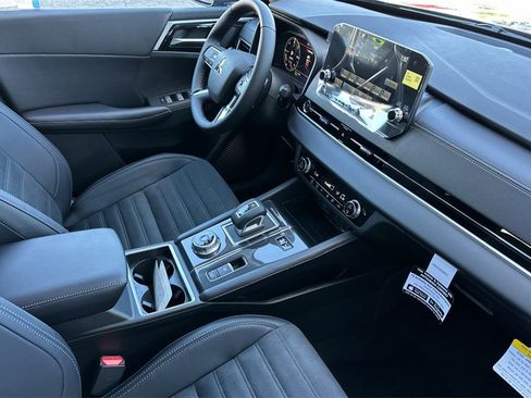 New 2025 Mitsubishi Outlander SE image 17