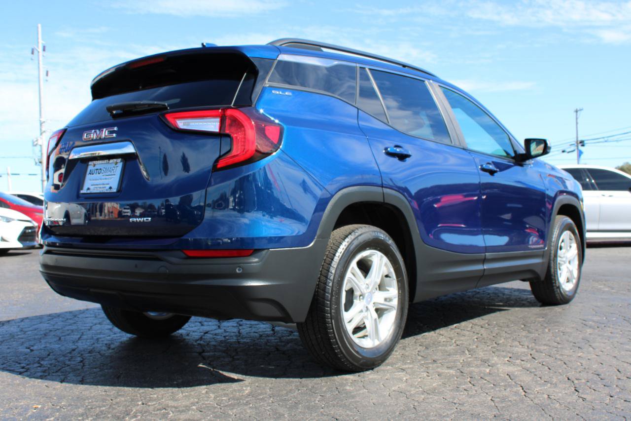 Used 2023 GMC Terrain SLE w/ Driver Convenience Package AWD/4WD image 4