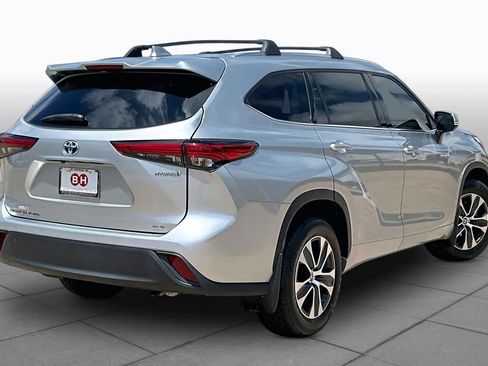 Used 2021 Toyota Highlander XLE FWD image 13