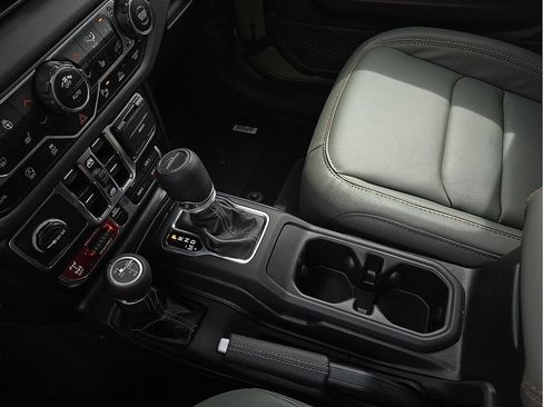 Used 2025 Jeep Gladiator Mojave AWD/4WD image 20